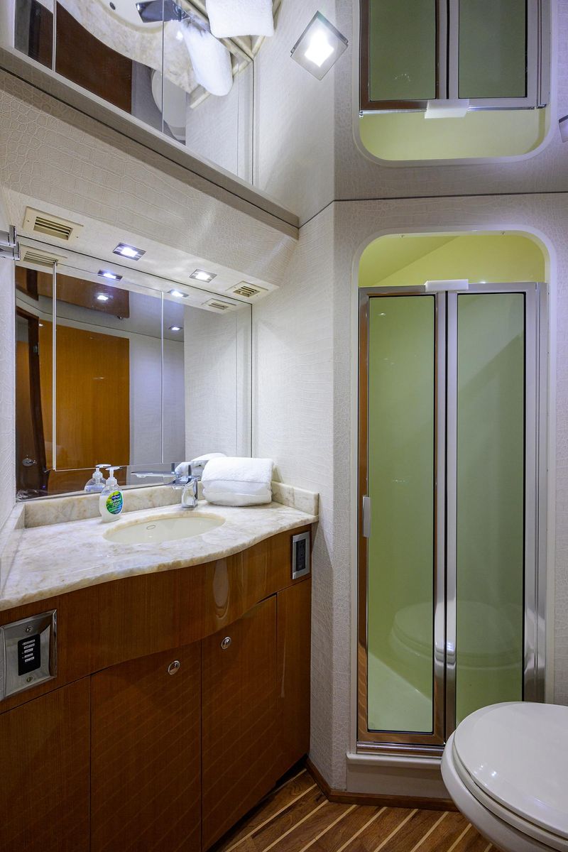 2004 Viking 65 