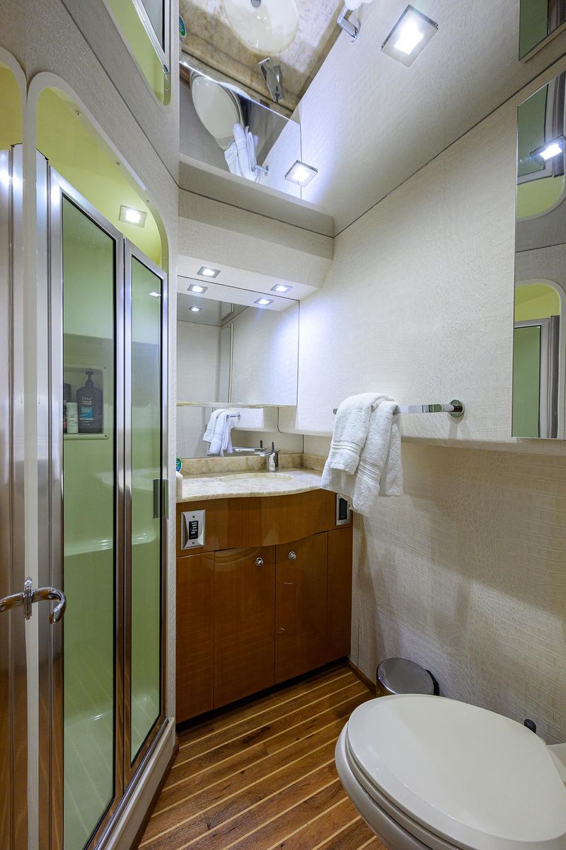 2004 Viking 65 