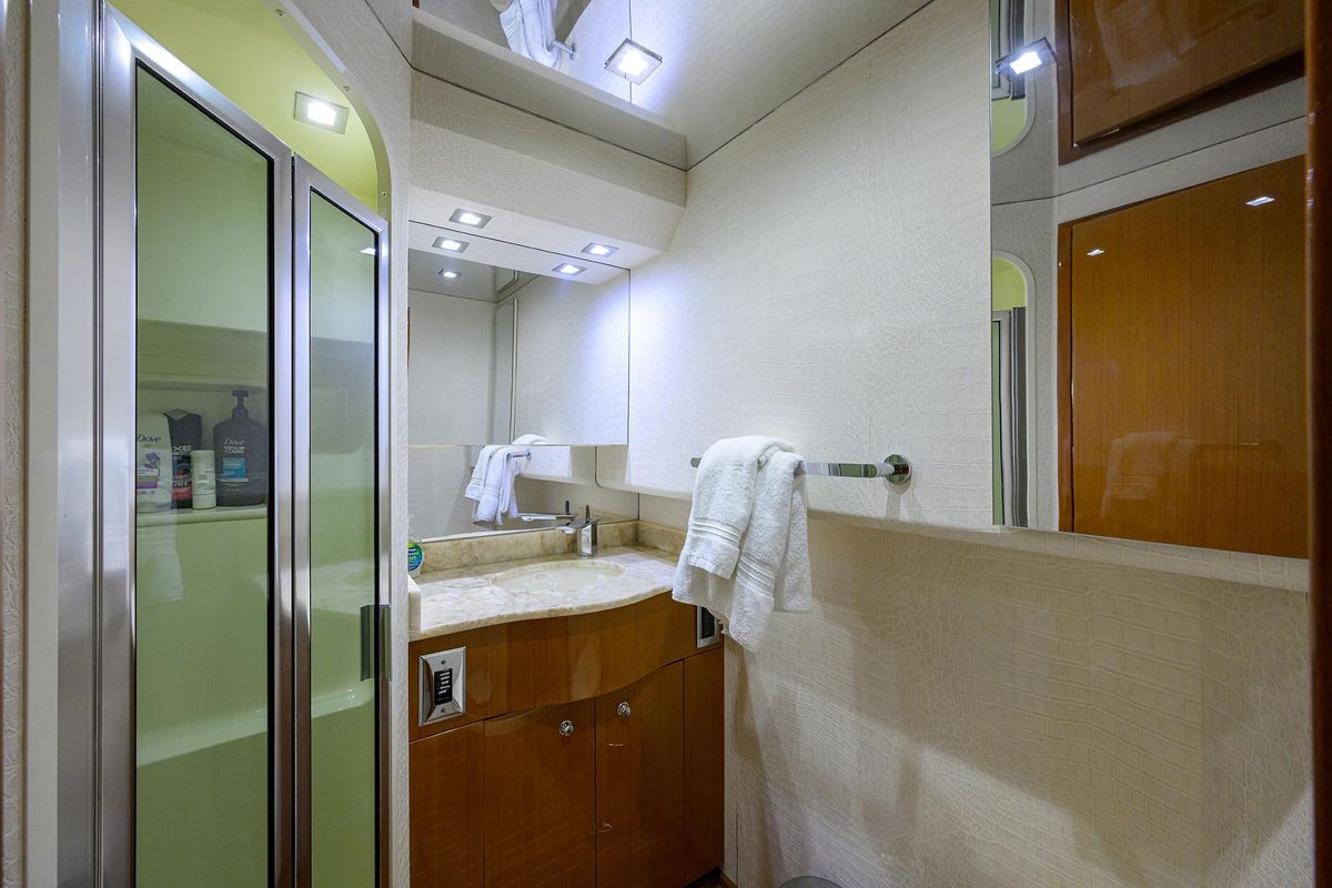 2004 Viking 65 