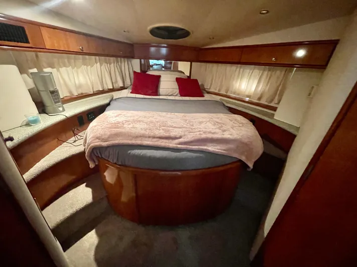 Sudden Comfort Yacht Photos Pics 2001 Carver 444 Cockpit Motor Yacht bedroom with cozy bed and wooden interior.