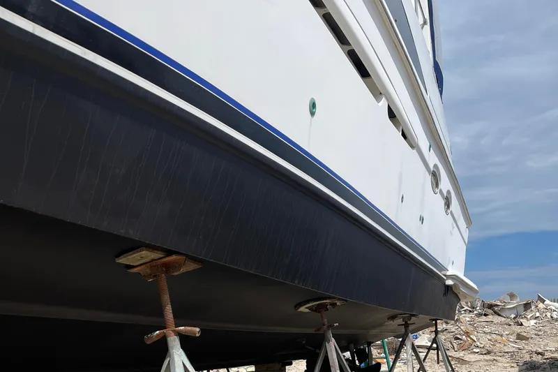 Sudden Comfort Yacht Photos Pics 2001 Carver 444 Cockpit Motor Yacht on stands, side view, clear sky background.