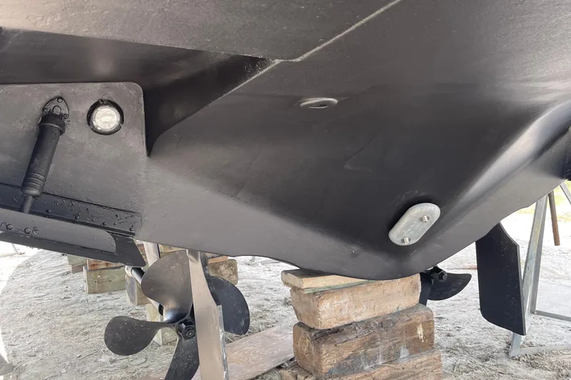 Sudden Comfort Yacht Photos Pics 2001 Carver 444 Cockpit Motor Yacht hull and propeller detail on wooden blocks.