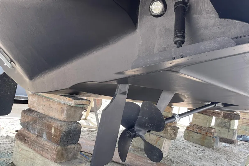 Sudden Comfort Yacht Photos Pics 2001 Carver 444 Cockpit Motor Yacht propeller and hull on wooden blocks.