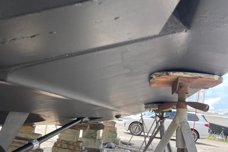 Sudden Comfort Yacht Photos Pics Bottom view of a 2001 Carver 444 Cockpit Motor Yacht on supports.