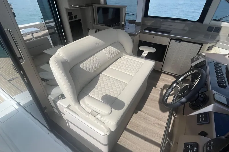  Yacht Photos Pics Interior of 2026 Galeon 400 Fly yacht with luxurious seating and modern helm.