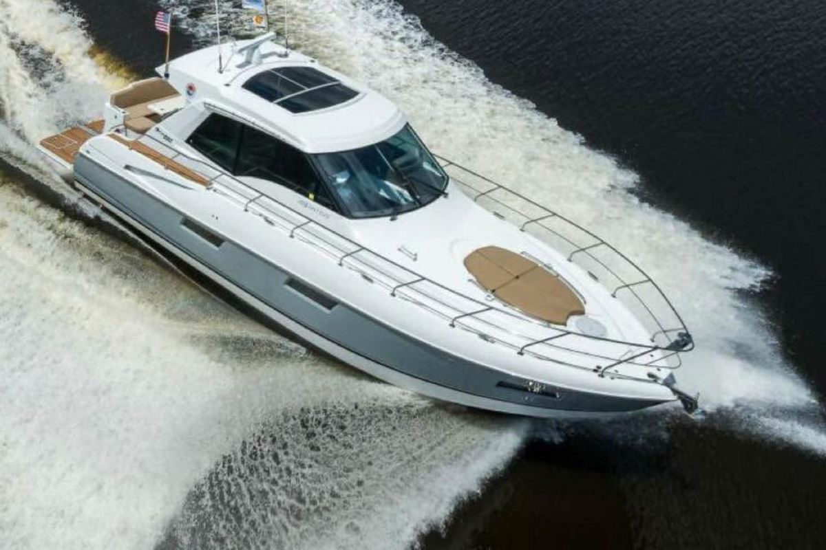 2015 Cruisers 48 