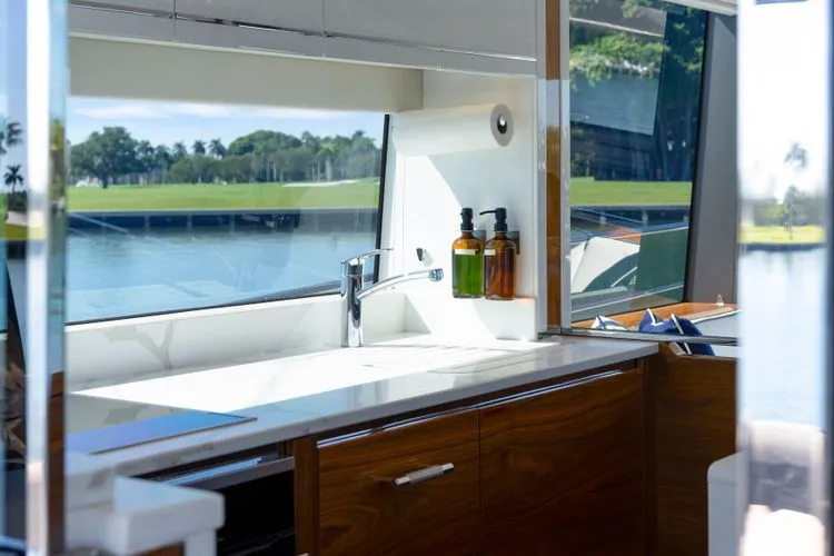  Yacht Photos Pics 2022 Sunseeker 65 Sport Yacht - Image 19