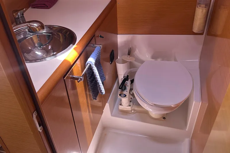 Mi Akumal Yacht Photos Pics Jeanneau Sun Odyssey 40.3 2011 yacht bathroom with sink and marine toilet.