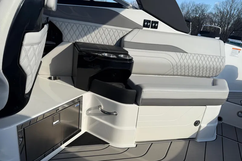  Yacht Photos Pics 2026 Sea Ray SLX 280 interior with luxurious seating and modern design features.