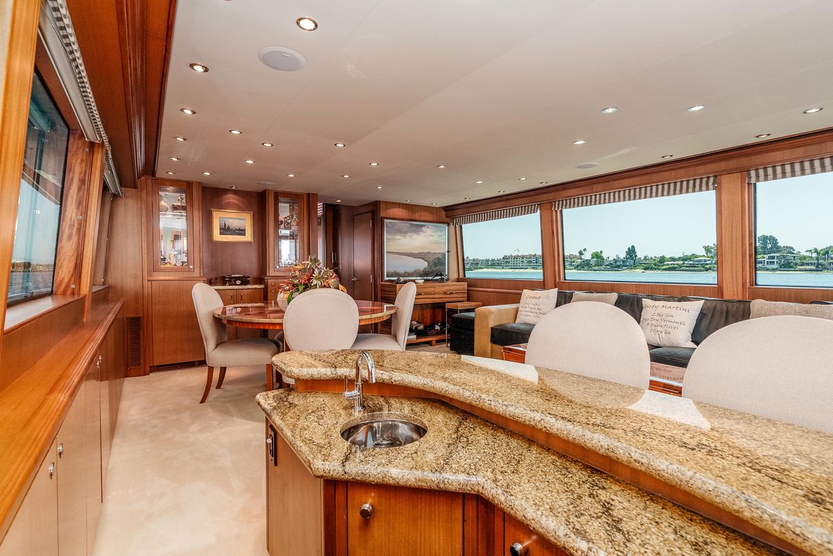2008 Hatteras 72 