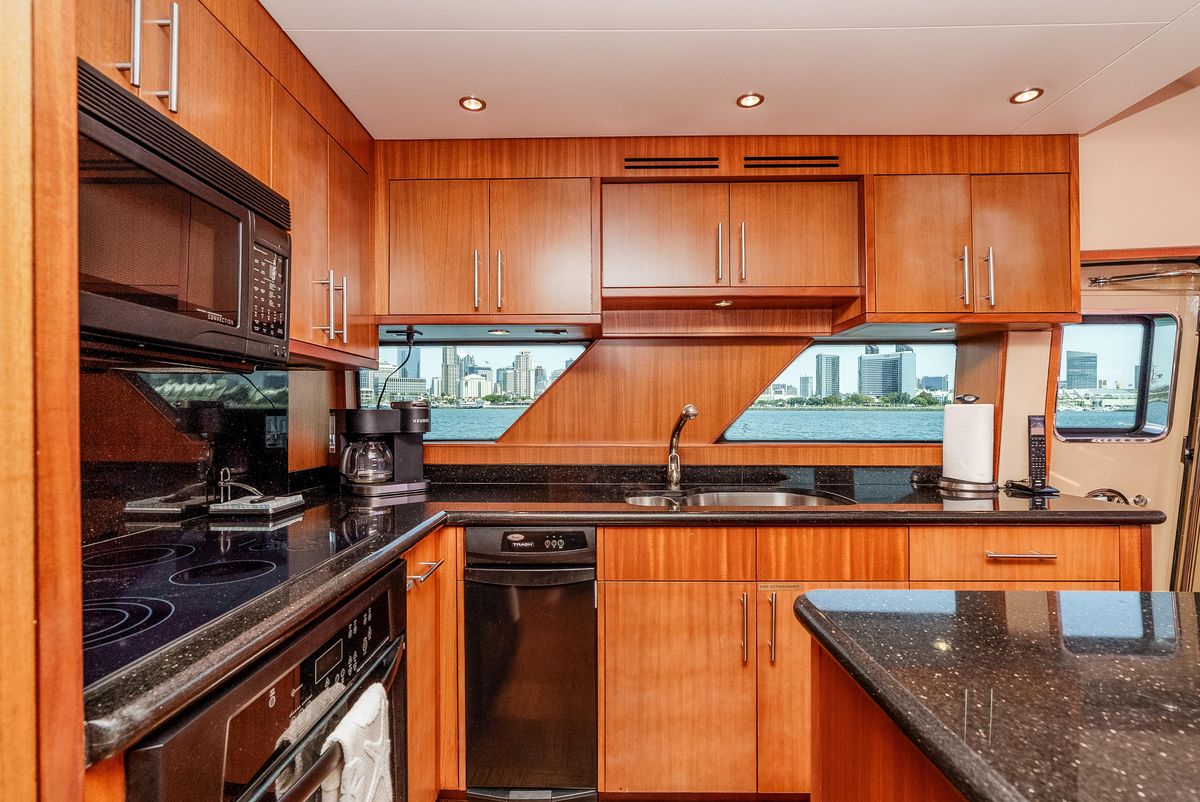 2008 Hatteras 72 