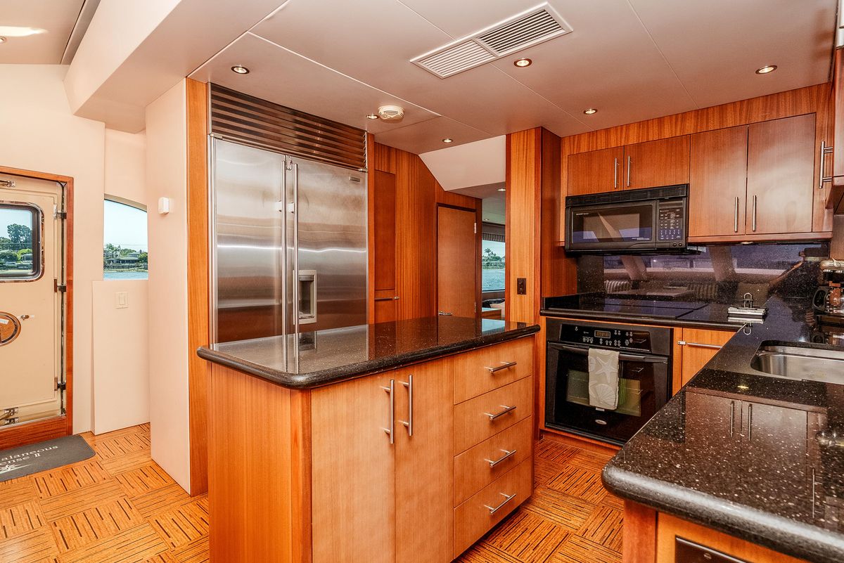2008 Hatteras 72 