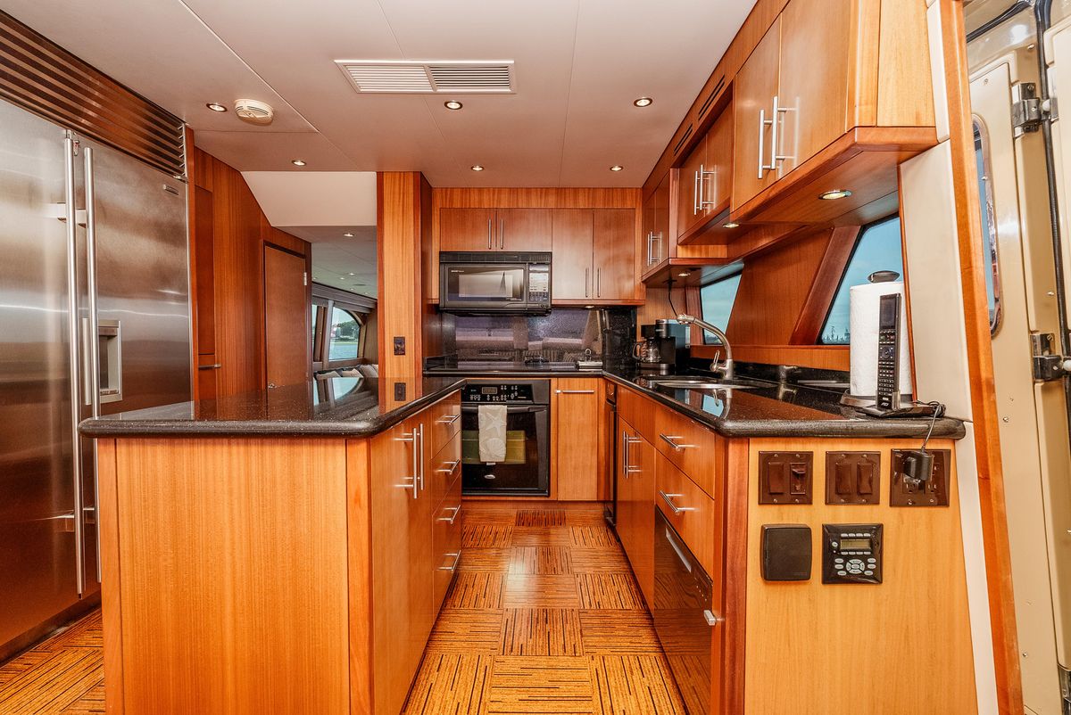 2008 Hatteras 72 