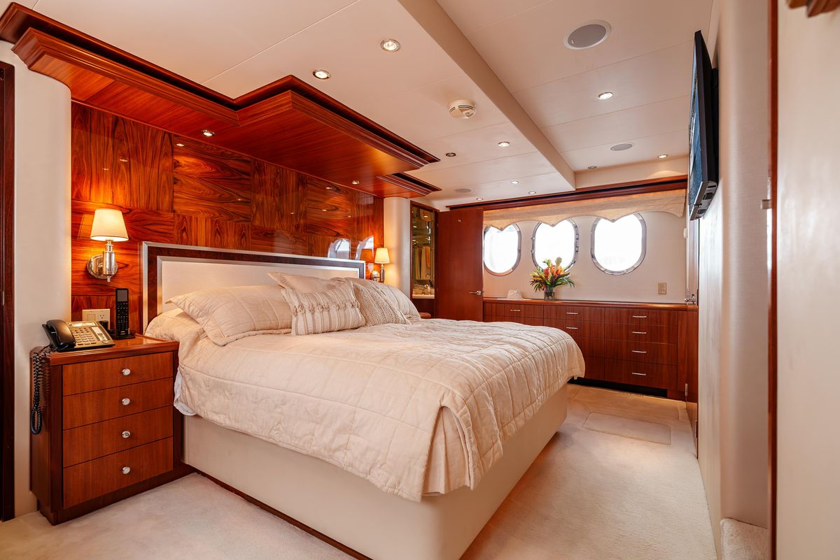 2008 Hatteras 72 