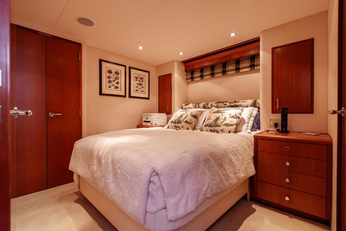 2008 Hatteras 72 