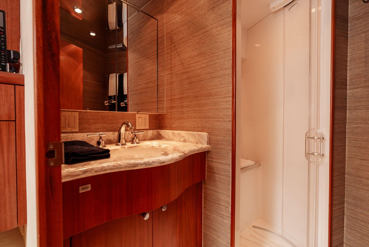 2008 Hatteras 72 