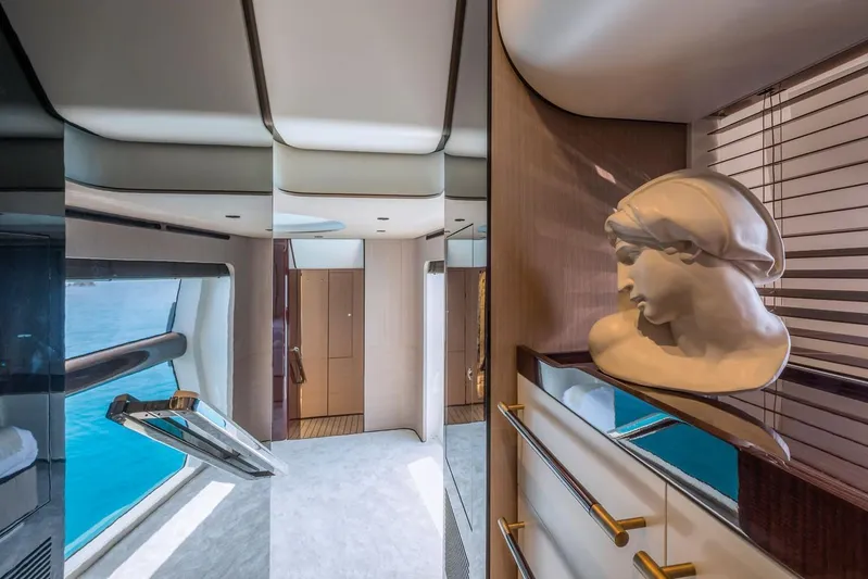  Yacht Photos Pics 2023-Azimut-Grande-27-METRI-MarineMax