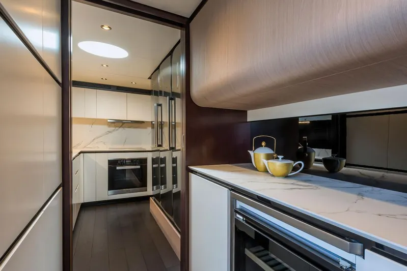  Yacht Photos Pics 2023-Azimut-Grande-27-METRI-MarineMax