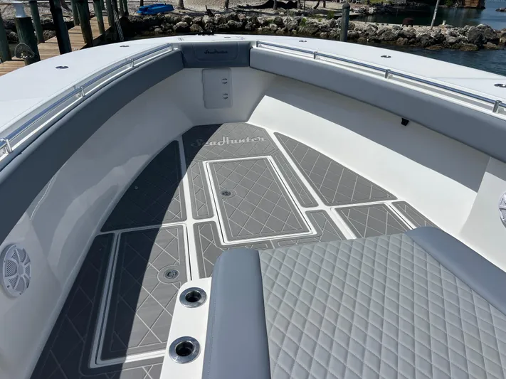  Yacht Photos Pics 2015 SeaHunter 41 Tournament boat deck with gray diamond-patterned flooring.