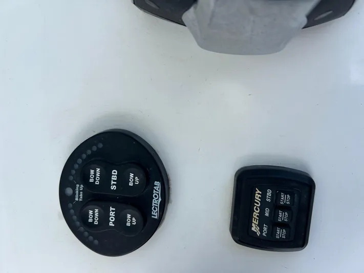  Yacht Photos Pics Boat control panels on a 2015 SeaHunter 41 Tournament.