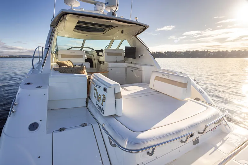  Yacht Photos Pics 2010 Sea Ray Sundancer yacht on calm water at sunset.