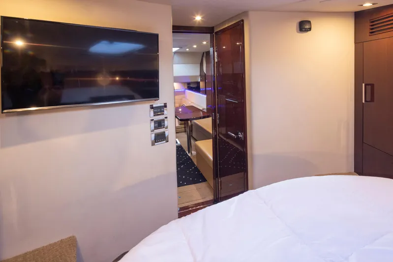  Yacht Photos Pics Interior of 2010 Sea Ray Sundancer yacht with TV and modern furnishings.