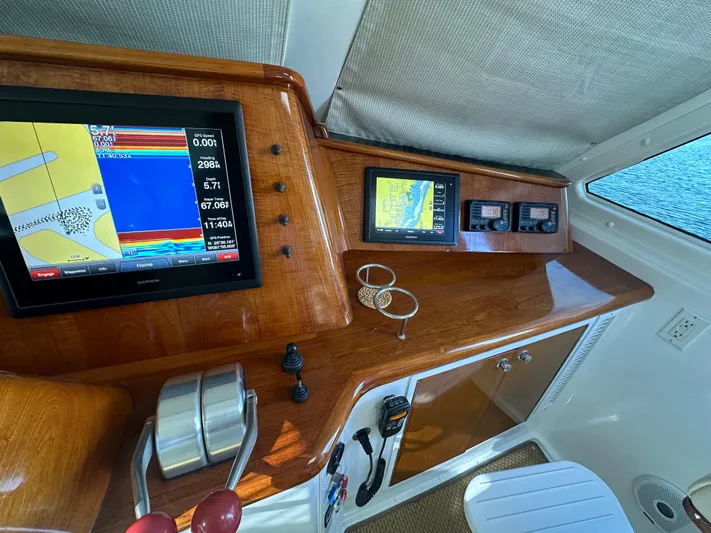 Bebe Yacht Photos Pics Control panel of a 1999 Viking 60 Cockpit Sports Yacht with navigation screens.