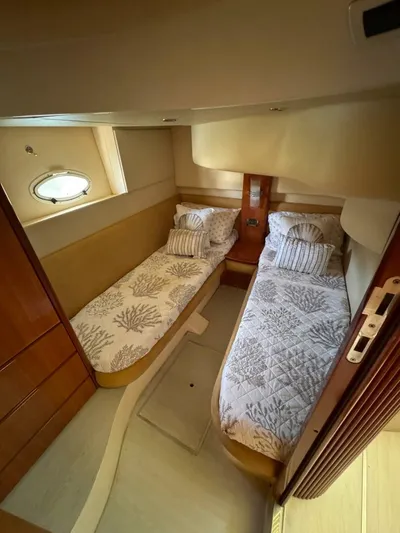 Weekender 3 Yacht Photos Pics 2005 Azimut 42 Fly yacht cabin with twin beds and nautical decor.