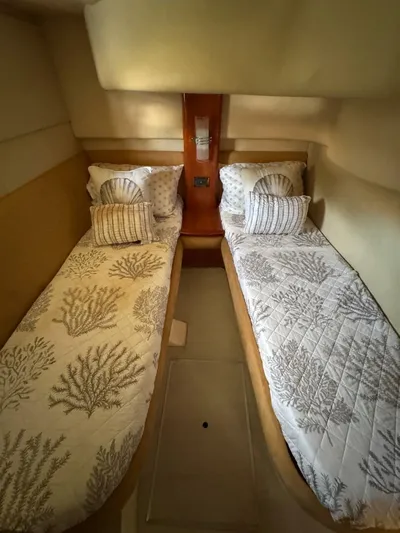 Weekender 3 Yacht Photos Pics Twin cabin beds in a 2005 Azimut 42 Fly yacht, featuring elegant bedding.
