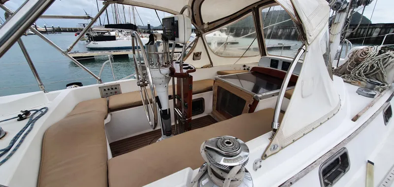 Penn Station Yacht Photos Pics Side view of Center Cockpit