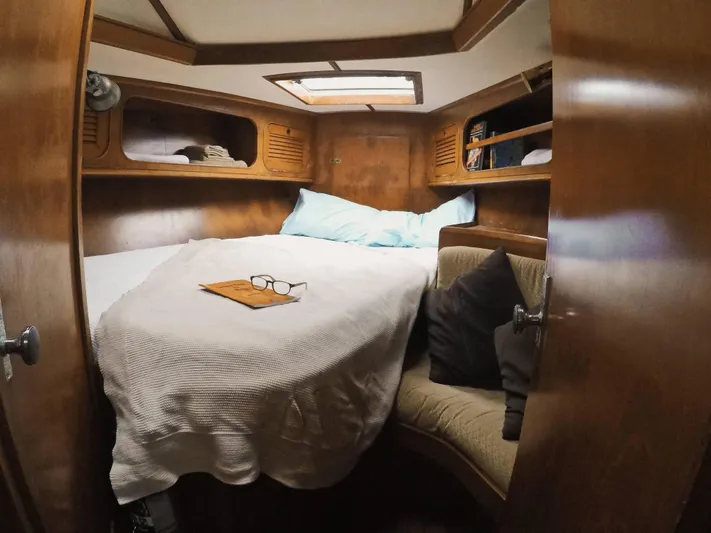 Penn Station Yacht Photos Pics Forward Cabin