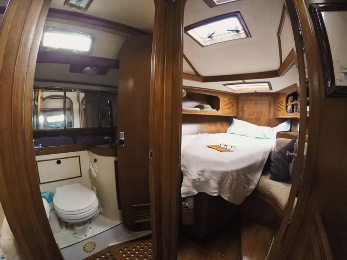 Penn Station Yacht Photos Pics Forward Cabin including Head