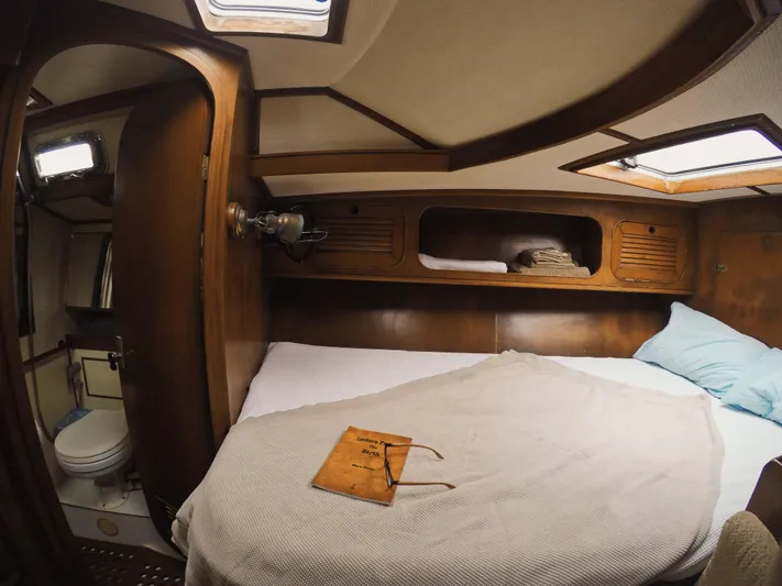 Penn Station Yacht Photos Pics Side view of Fwd Cabin