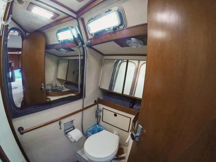 Penn Station Yacht Photos Pics Side View of Fwd Head