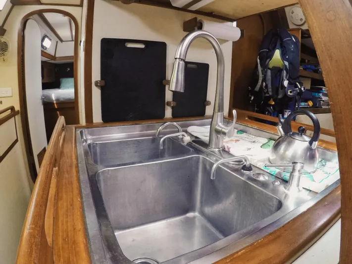 Penn Station Yacht Photos Pics View of Island in Galley