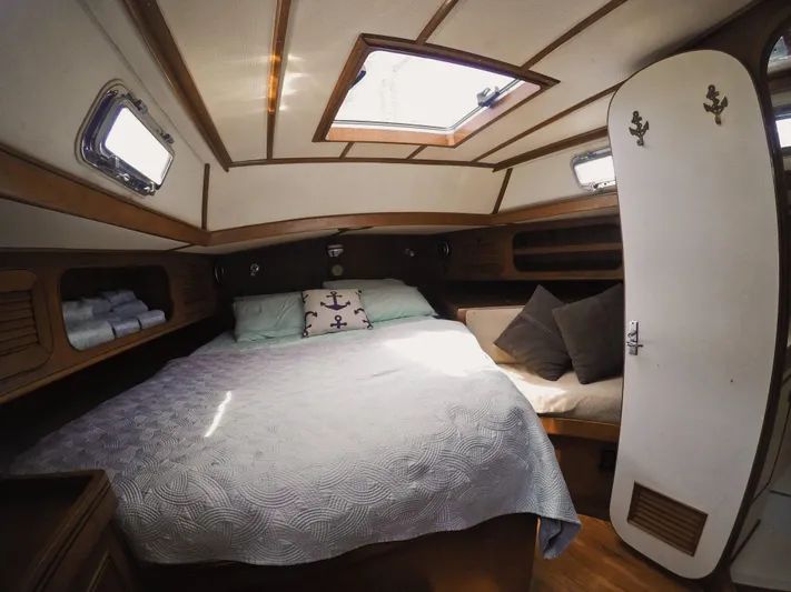 Penn Station Yacht Photos Pics Aft view of Master Cabin