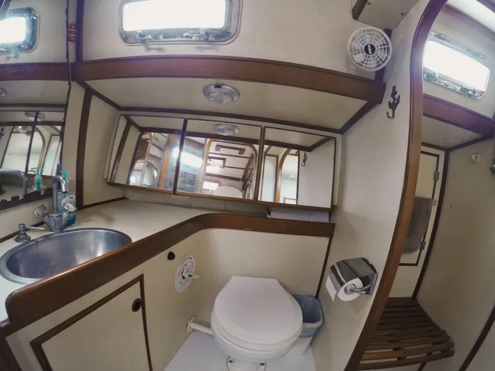 Penn Station Yacht Photos Pics Master Head