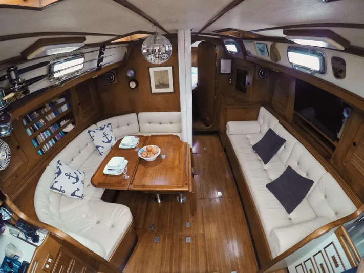 Penn Station Yacht Photos Pics View Fwd of Salon