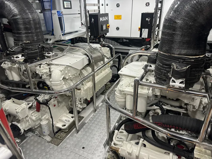 X80034 Yacht Photos Pics 