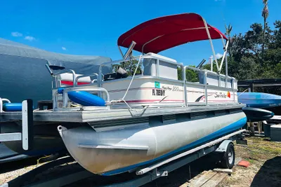 Sun Tracker 200 Party Barge Classic