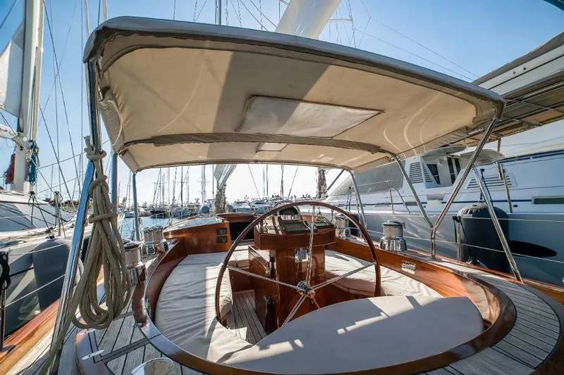 Spirit R74 Yacht Photos Pics Luxury Spirit R74 yacht cockpit, 2014 model, featuring elegant wood and spacious seating.