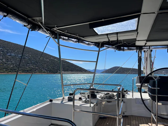 Topdog Yacht Photos Pics Lagoon 560 S2 yacht interior with scenic ocean view, 2018 model.
