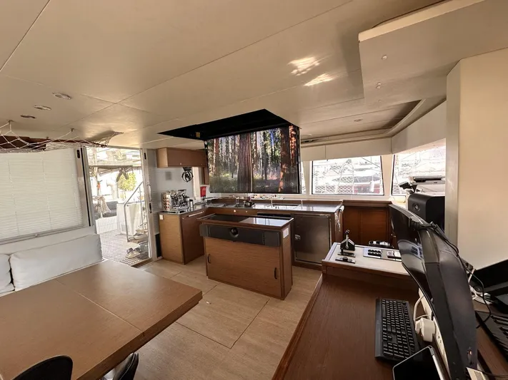Topdog Yacht Photos Pics Interior of 2018 Lagoon 560 S2 yacht featuring modern kitchen and dining area.