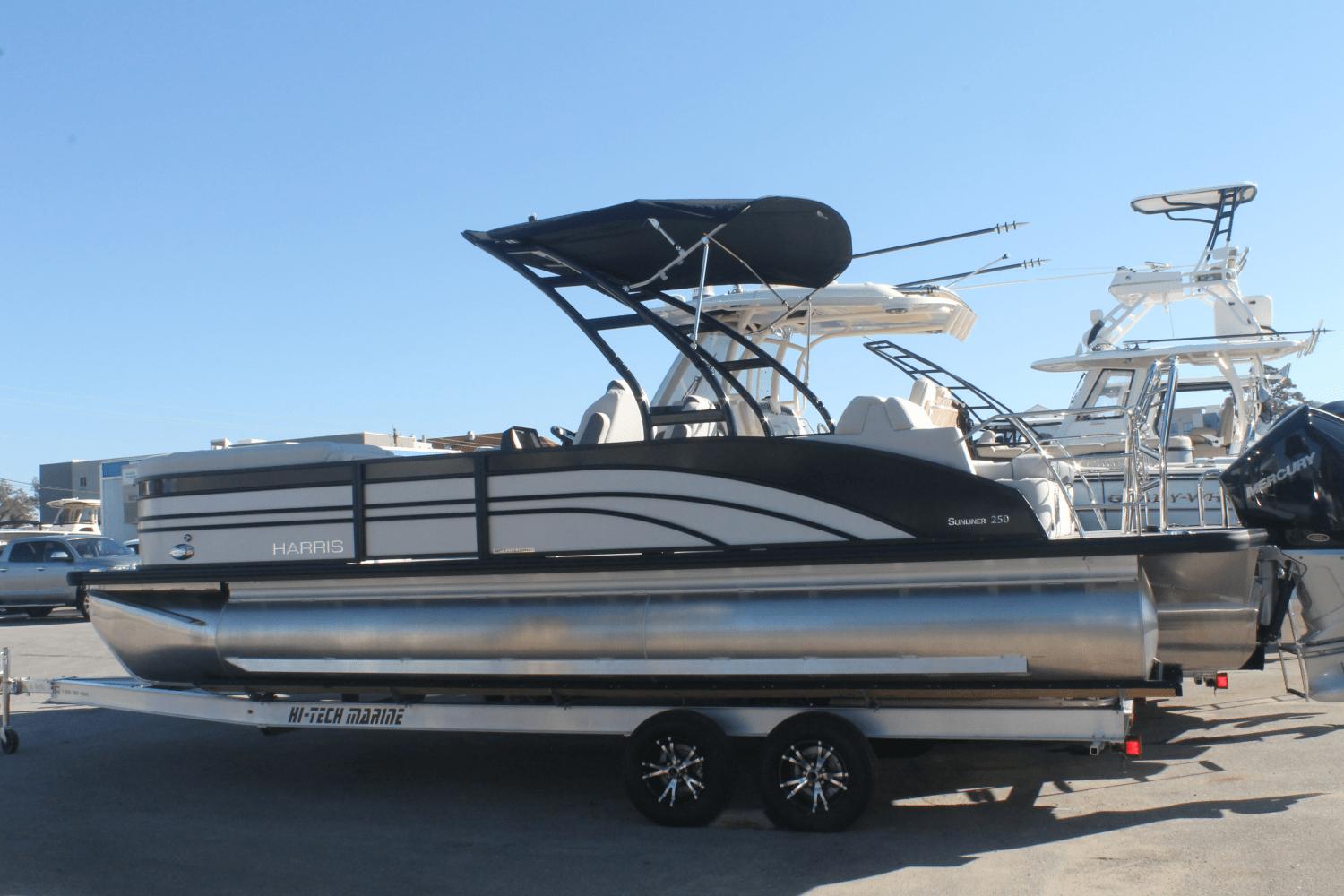 Harris Sunliner Pontoon