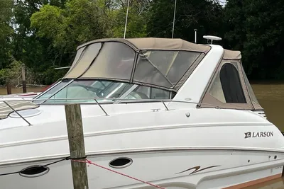 Larson Cabrio 310 Mid-Cabin