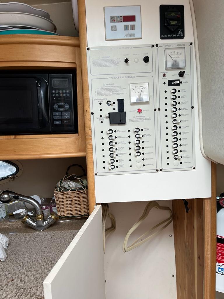 2003 Larson Cabrio 310 MidCabin Cruiser for sale YachtWorld