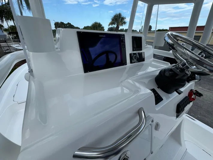  Yacht Photos Pics 2025 Shallow Sport 25 X3 boat console with steering wheel and navigation system.