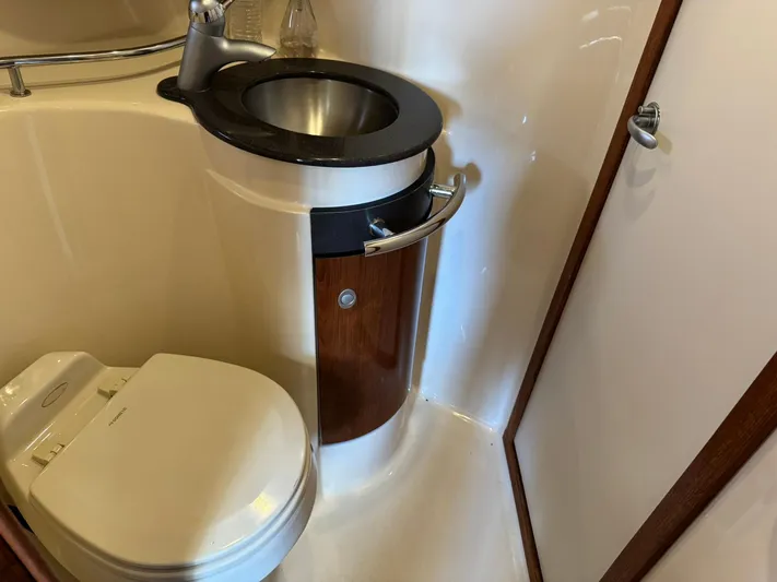  Yacht Photos Pics 2004 Sea Ray 390 Sundancer bathroom with sink and toilet.
