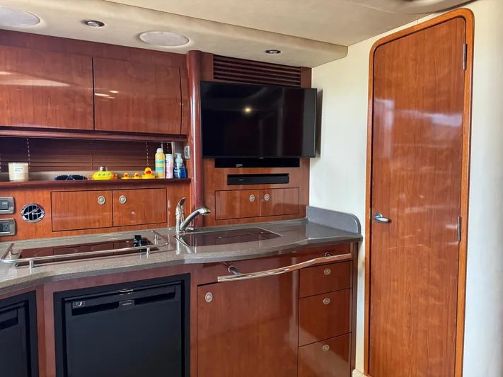  Yacht Photos Pics Luxurious 2004 Sea Ray 390 Sundancer yacht interior with modern kitchen and TV.