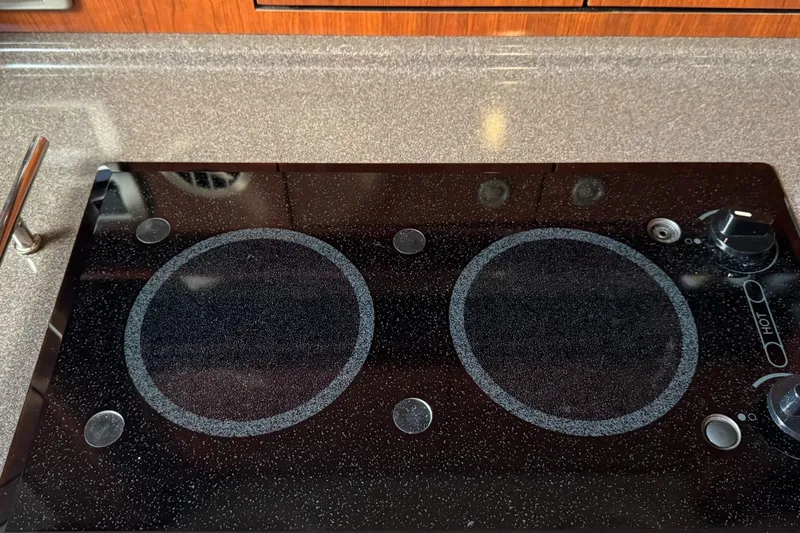  Yacht Photos Pics Stovetop on 2004 Sea Ray 390 Sundancer yacht kitchen counter.